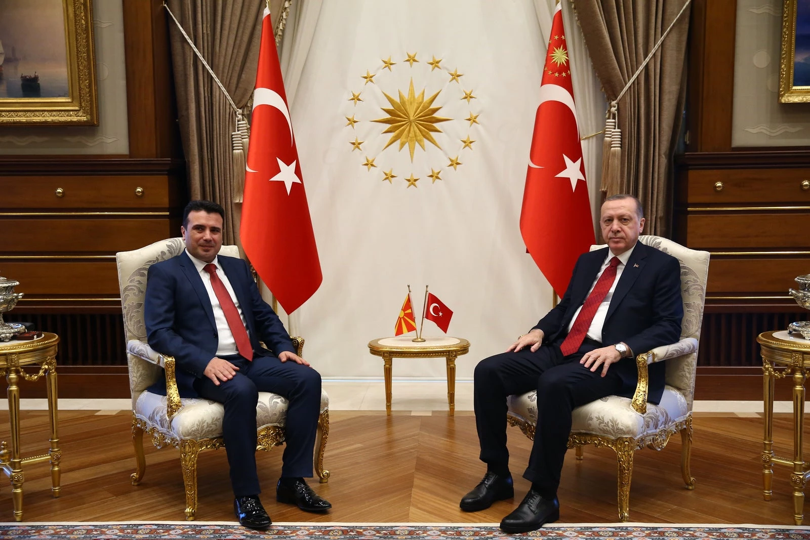 Ζάεφ-Ερντογάν ξεφτιλίζουν την Κυβέρνηση: «Η Μακεδονία μπήκε στο ΝΑΤΟ» – Οι μάσκες για τους ΣΥΡΙΖΑΝΕΛ έπεσαν – Εθαψαν το βέτο του Βουκουρεστίου